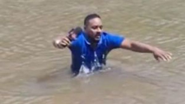 <p>Periodista investigaba caso de niña desaparecida y halló su cuerpo en pleno despacho en vivo</p>Periodista investigaba caso de niña desaparecida y halló su cuerpo en pleno despacho en vivo
