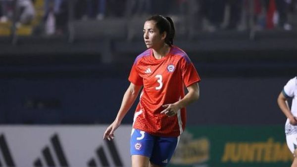Fernanda Ramírez defendiendo a la Roja.