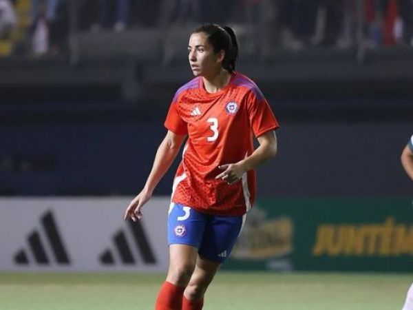 Fernanda Ramírez defendiendo a la Roja.