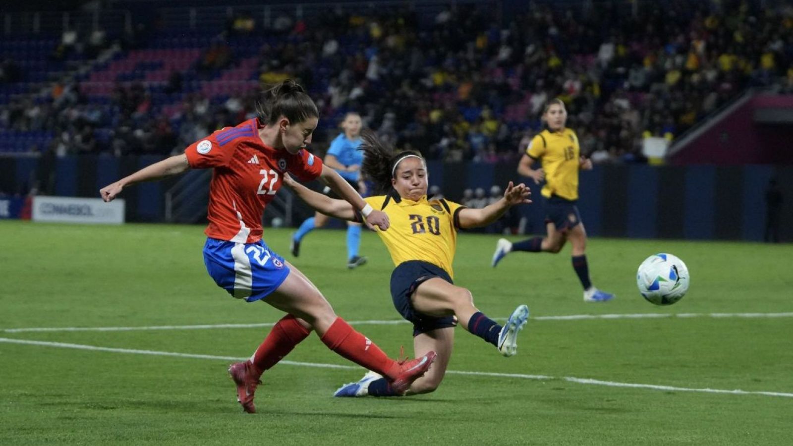 <p>Rosario Balmaceda envía un centro en el partido de Chile ante Ecuador.</p>
