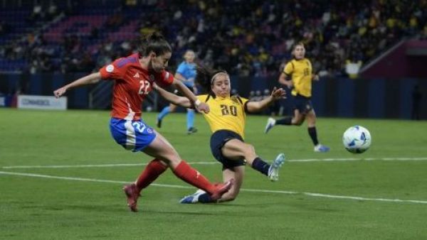 Rosario Balmaceda envía un centro en el partido de Chile ante Ecuador.