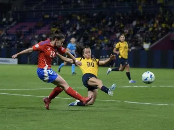Rosario Balmaceda envía un centro en el partido de Chile ante Ecuador.