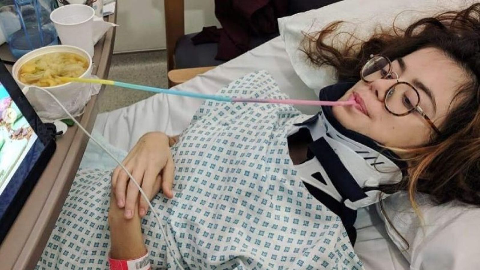 Fue al mall y quedó paralítica por culpa de hombre que le cayó encima sujeto se lanzó de un tercer piso