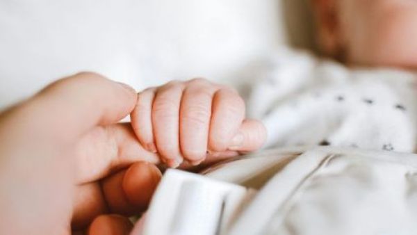 <p>Mano de un lactante.</p>Tiene otros cinco hijos: lo que se sabe sobre la madre de lactante quemado con un hervidor y drogado con cocaína
