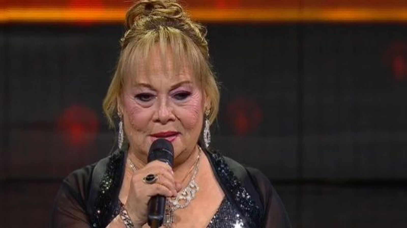 ¡Llegó con el corazón en la mano! Palmenia Pizarro entrega su "dolor" en el escenario
