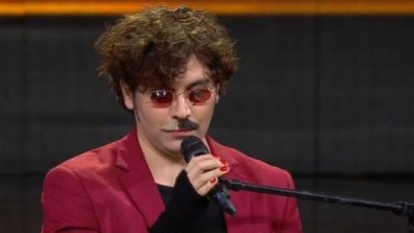 <p>Charly García se impone con su potente voz</p>Charly García se impone con su potente voz
