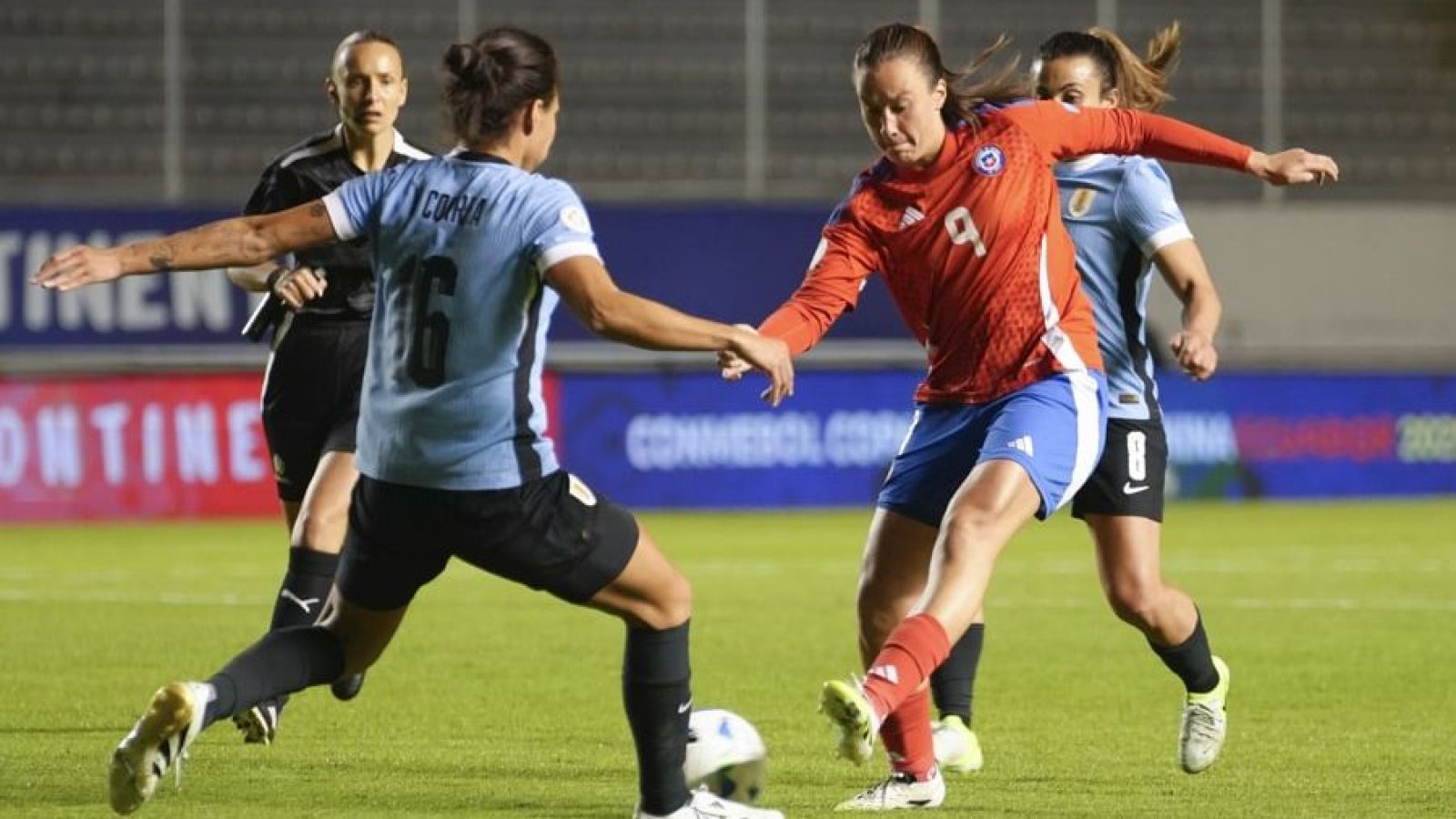 Sonya Keefe lucha por el balón.