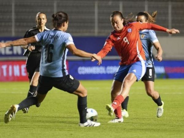 Sonya Keefe lucha por el balón.