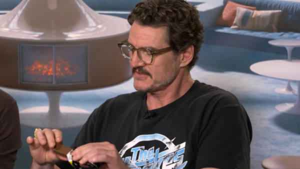 "Un poco de mi pasado...": La nostálgica reacción de Pedro Pascal al recibir bolsa con Súper 8
