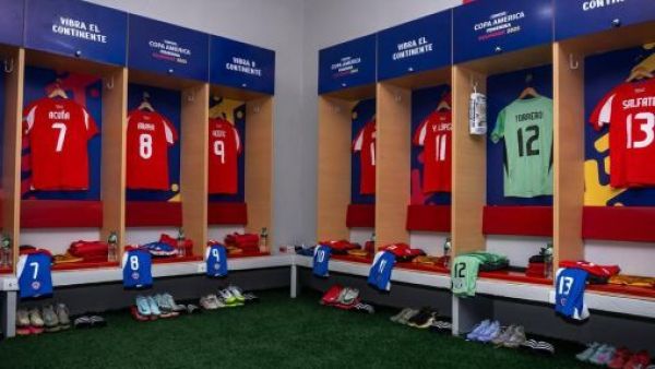 <p>El camarín de Chile en la previa del partido ante Uruguay.</p>Las elegidas de Luis Mena: así formará Chile para duelo clave ante Uruguay
