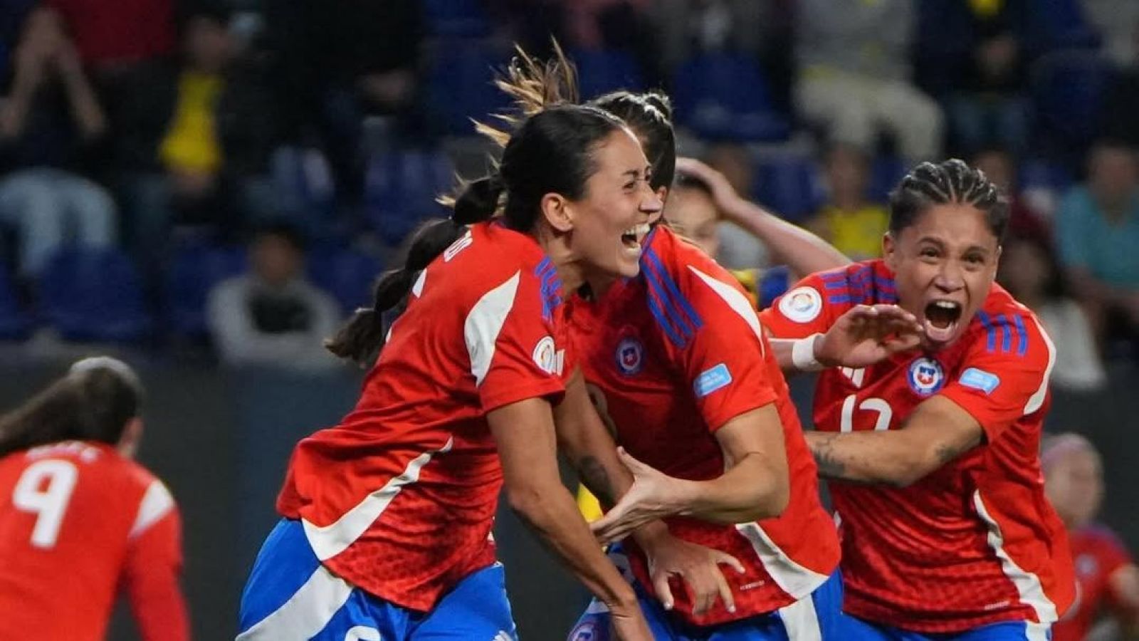 La Selección chilena entonando el himno nacional antes del partido ante Ecuador.
