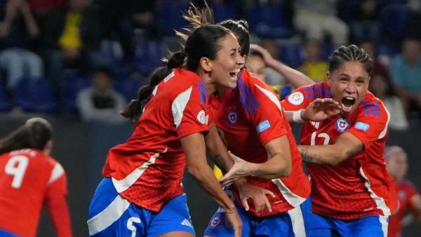 <p>La Selección chilena entonando el himno nacional antes del partido ante Ecuador.</p>Transmite TVN: Hoy Chile va por la clasificación en la Copa América Femenina
