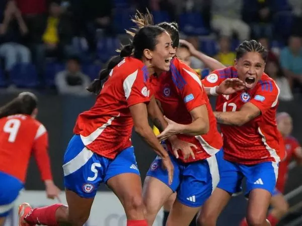 La Selección chilena entonando el himno nacional antes del partido ante Ecuador.