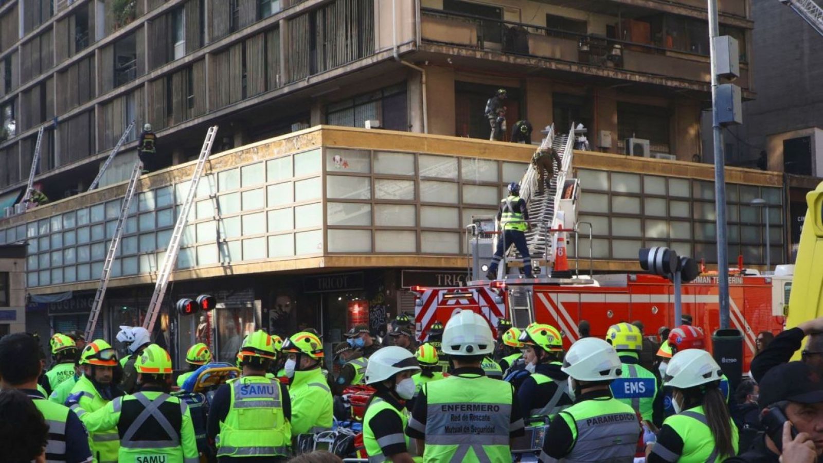 Edificio que se incendió en el centro de Santiago podría quedar inhabilitable
