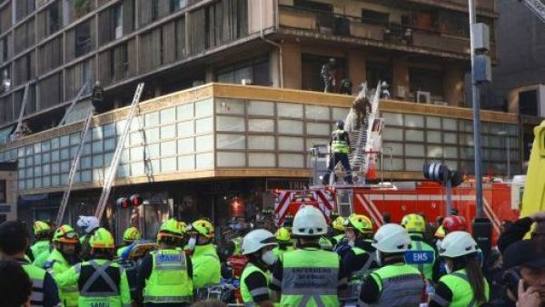 <p>Edificio que se incendió en el centro de Santiago podría quedar inhabilitable</p>Edificio que se incendió en el centro de Santiago podría quedar inhabitable
