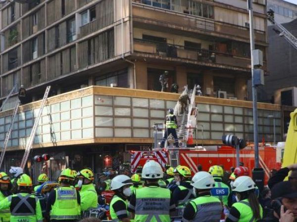 Edificio que se incendió en el centro de Santiago podría quedar inhabilitable