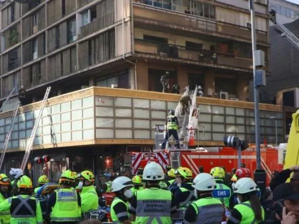 Edificio que se incendió en el centro de Santiago podría quedar inhabilitable