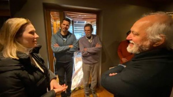 <p>Vanessa de María junto a los integrantes de Quilapayún.</p>En Chile lo hará con Quilapayún: artista brasileña viaja por Sudamérica grabando con sus "maestros"

