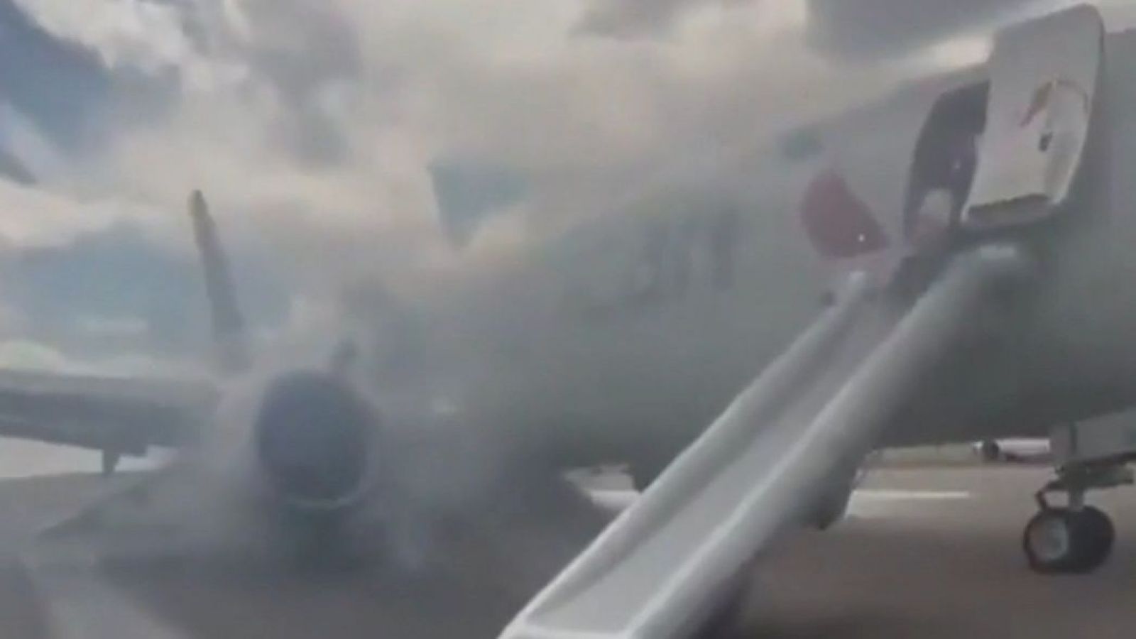 <p>Evacuación de avión por emergencia</p>
