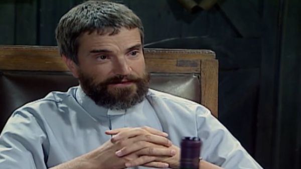 <p>Romané: Padre Juan pregunta por Jovanka y Rafael</p>La duda del padre Juan: Mira el momento de este lunes de "Romané"
