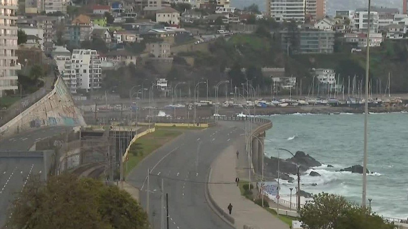 <p>Amenaza de tsunami: tren de olas llega a las costas chilenas</p>
