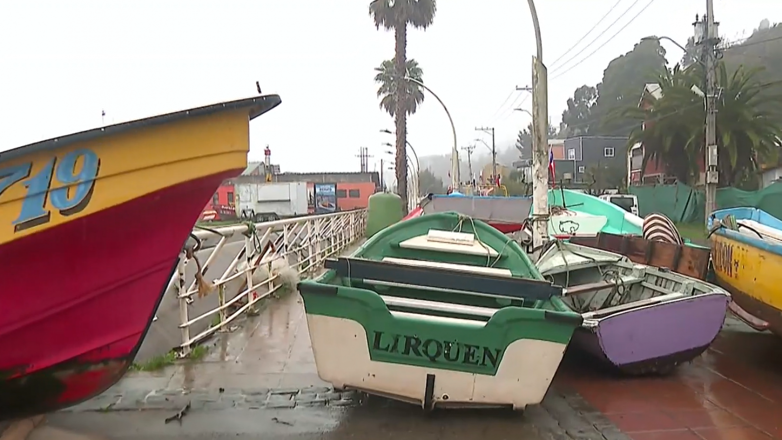 Dichato se prepara: Pescadores retiran botes del borde costero por alerta de tsunami
