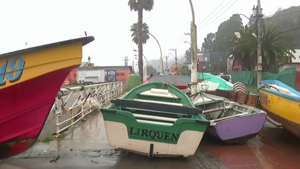 Dichato se prepara: Pescadores retiran botes del borde costero por alerta de tsunami
