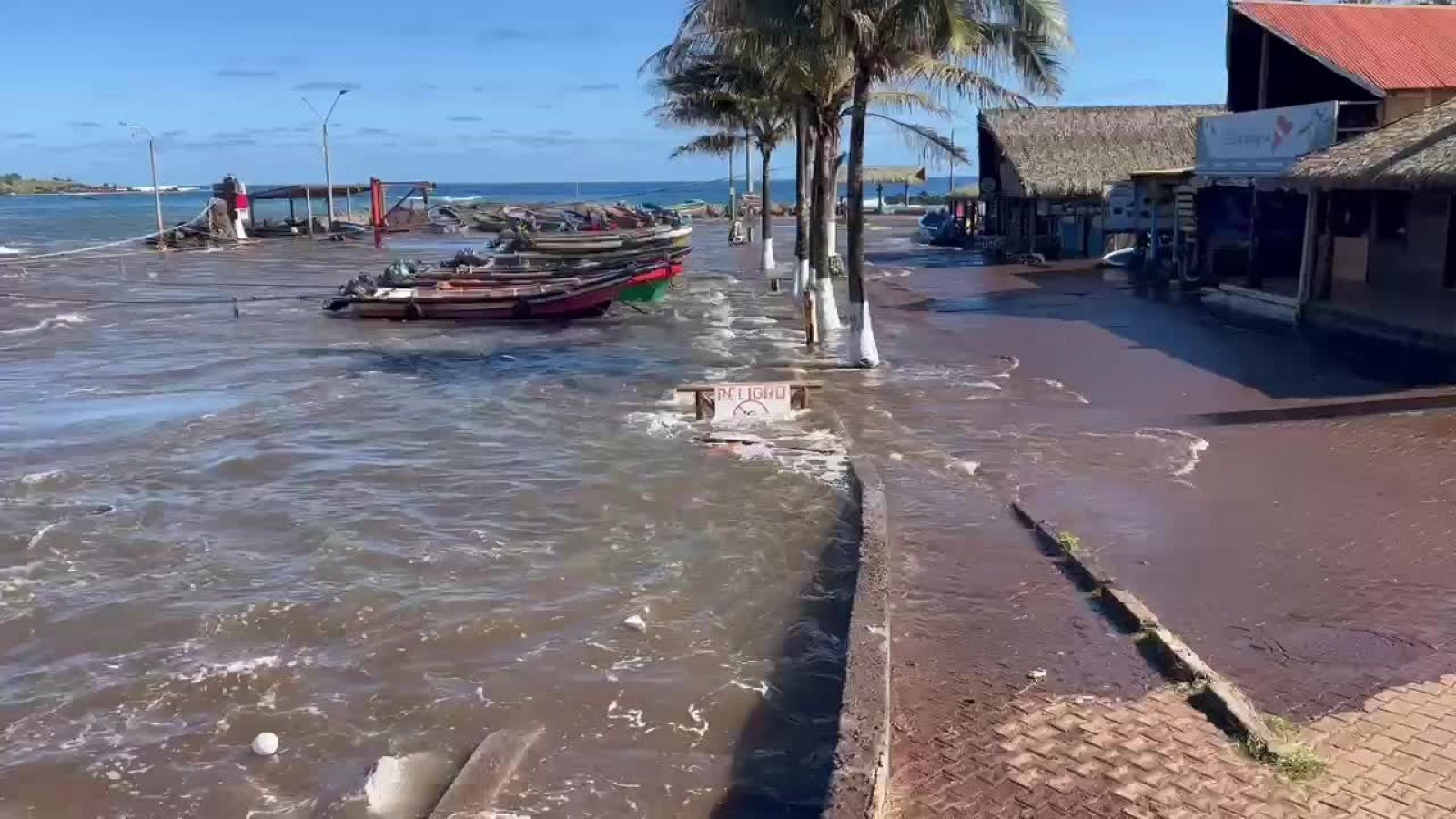 Llegada de tsunami a Rapa Nui: videos muestran cómo ha crecido el nivel del mar