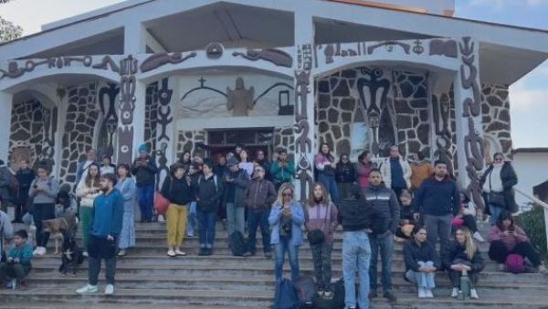 "Altura marginal": Autoridad se refiere a la llegada de olas en Rapa Nui
