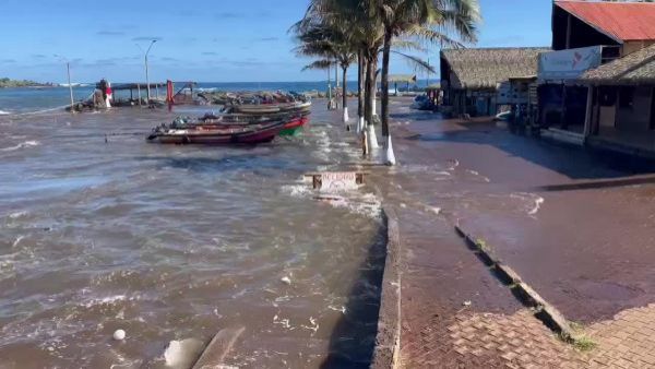 <p>Llegada de tsunami a Rapa Nui: videos muestran cómo ha crecido el nivel del mar</p>Llegada de tsunami a Rapa Nui: videos muestran cómo ha crecido el nivel del mar
