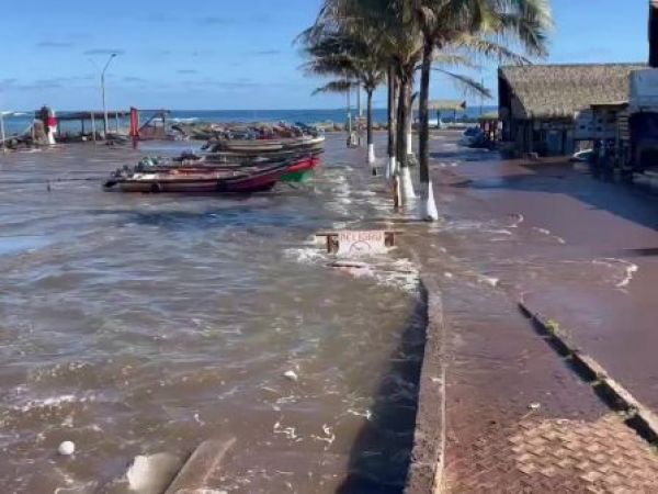 Llegada de tsunami a Rapa Nui: videos muestran cómo ha crecido el nivel del mar