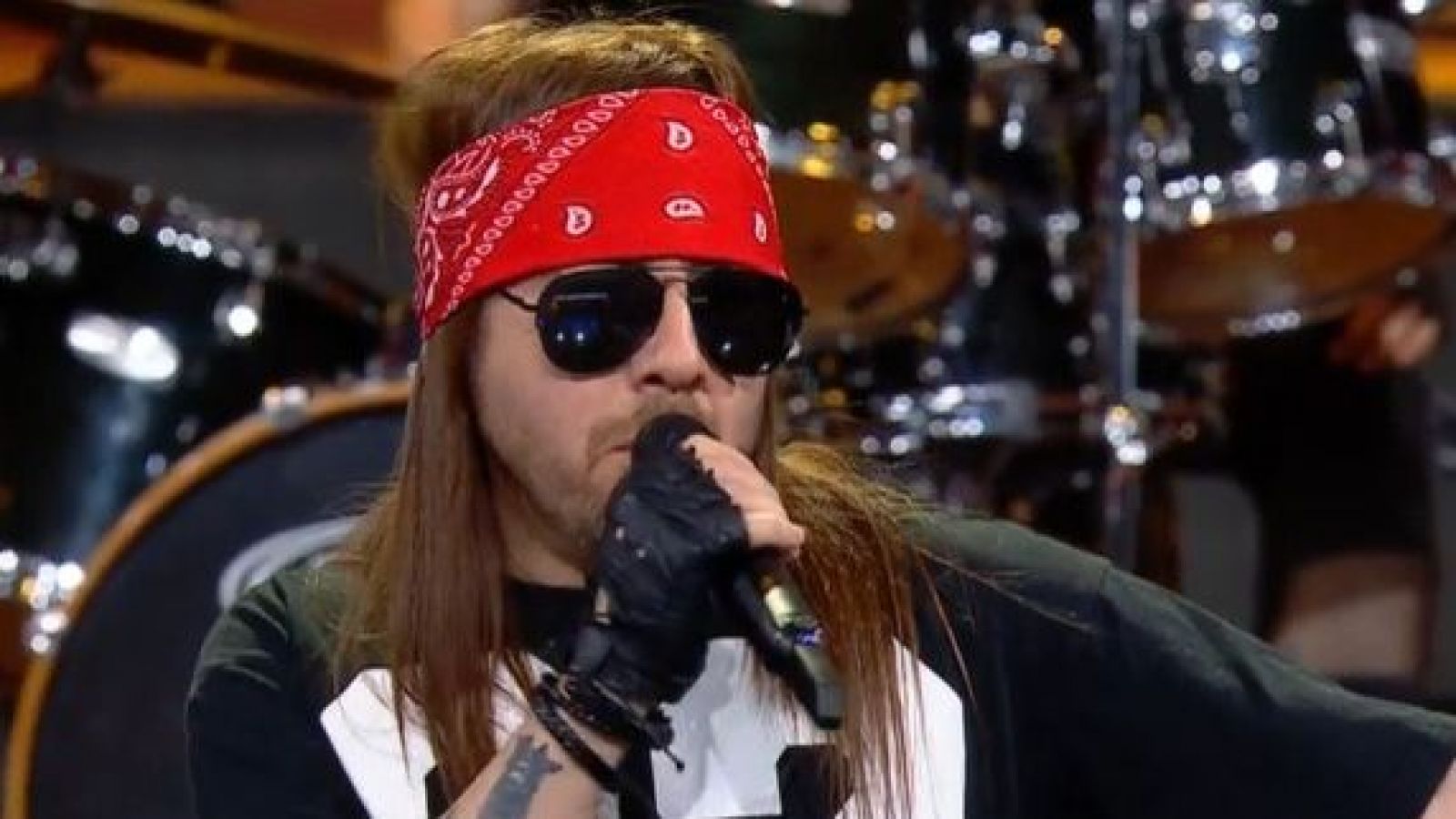 <p>Los inconfundibles Guns N' Roses se toman el escenario</p>
