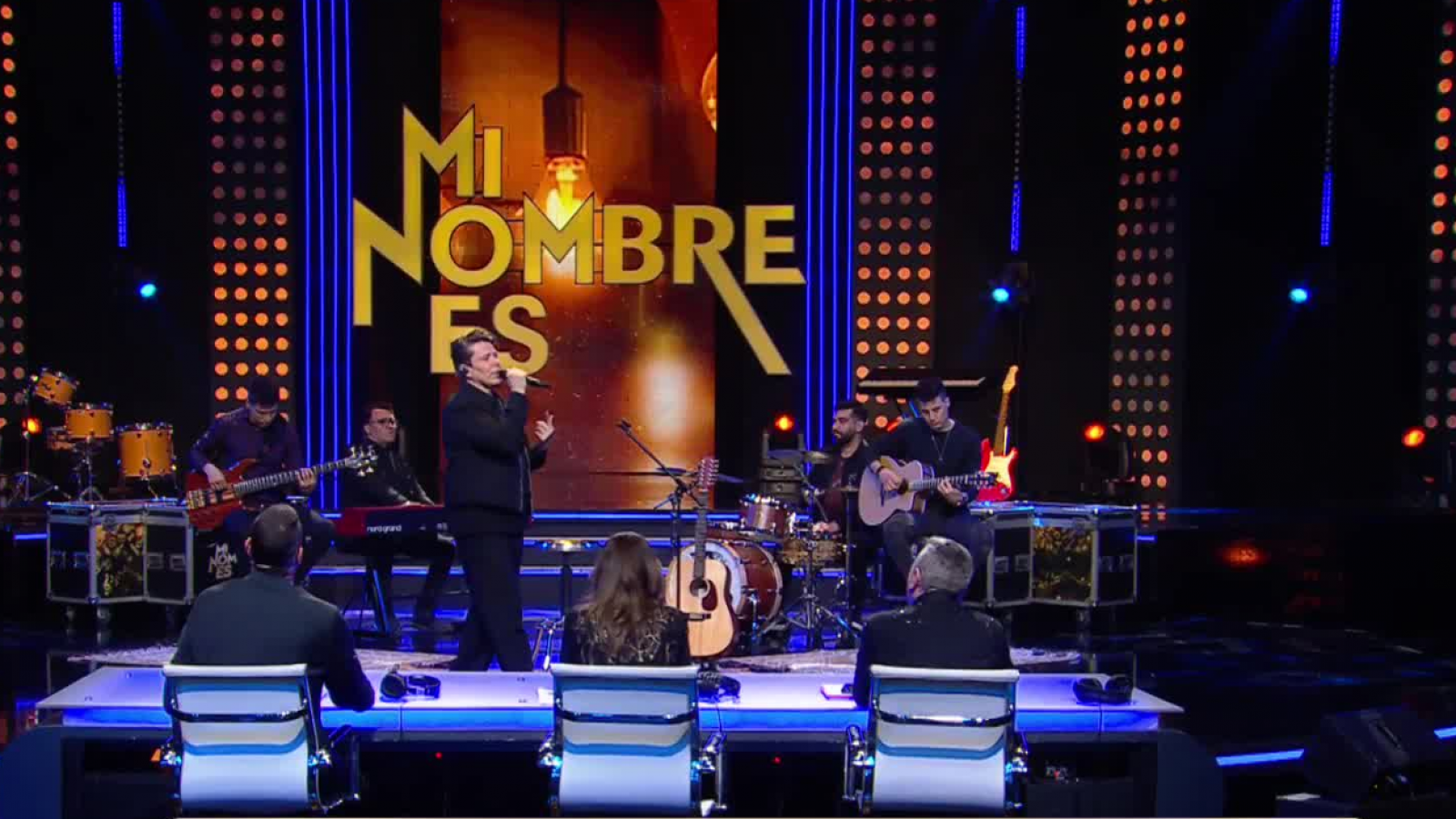 <p>Andrés de León sobre el escenario de Mi Nombre Es acompañado de su banda. </p>
