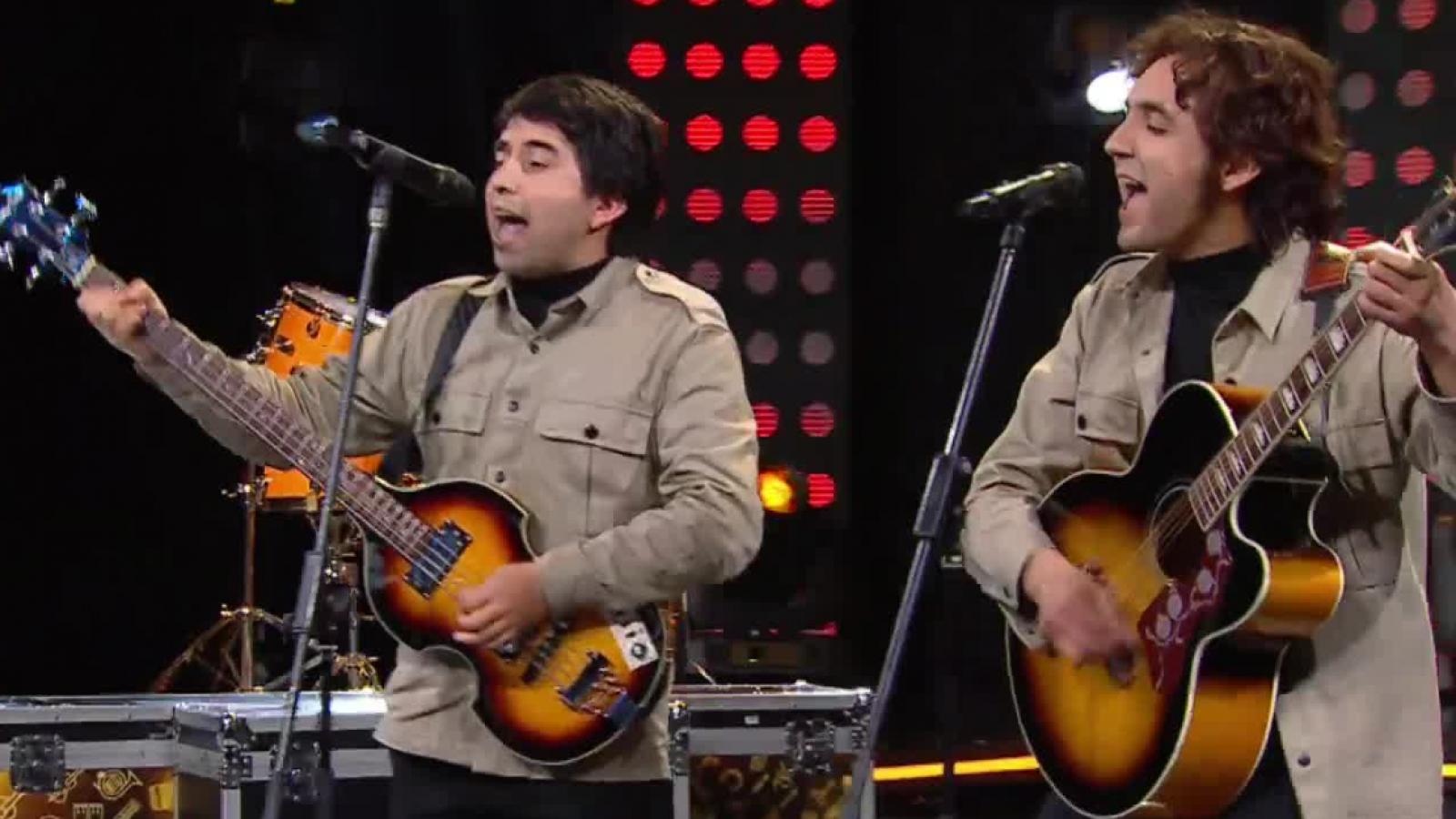 <p>Dobles de John Lennon y Paul McCartney sobre el escenario de Mi Nombre Es </p>
