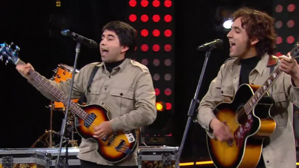 <p>Dobles de John Lennon y Paul McCartney sobre el escenario de Mi Nombre Es </p>John Lennon y Paul McCartney sorprendieron con uno de sus grandes éxitos
