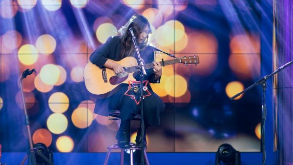 En Hora 25: Javiera Parra celebra 30 años de su disco "Corte en trámite"
