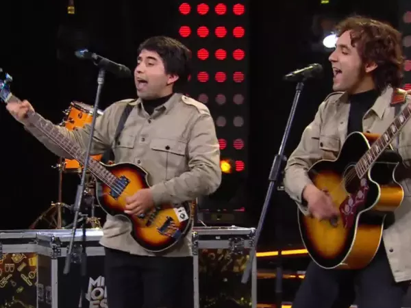 Dobles de John Lennon y Paul McCartney sobre el escenario de Mi Nombre Es