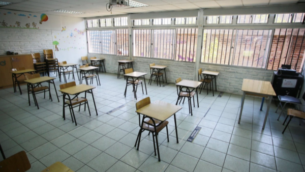 Ahora por sistema frontal: Suspenden clases en cinco regiones del país
