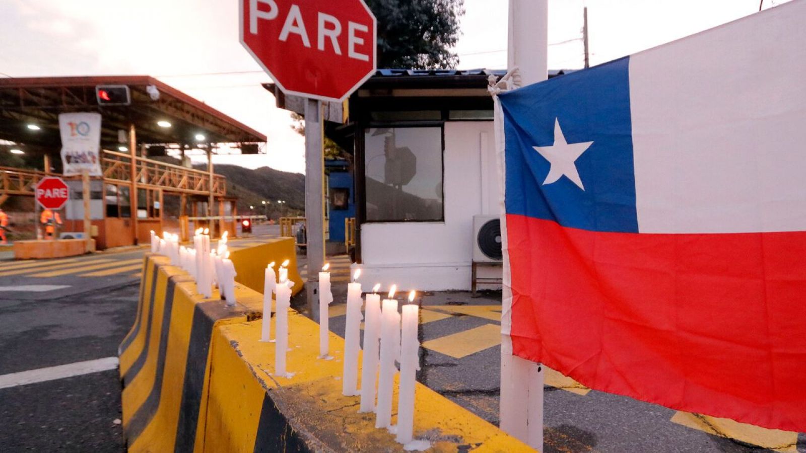 Velatón a las afueras del lugar del accidente en la División El Teniente de Codelco.