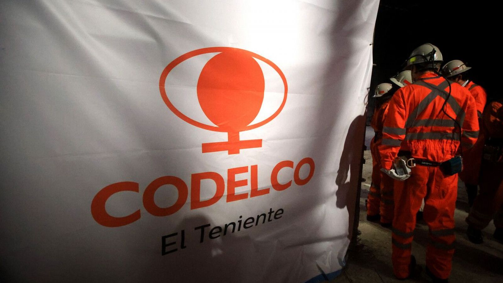 Pendón con el logo de Codelco.