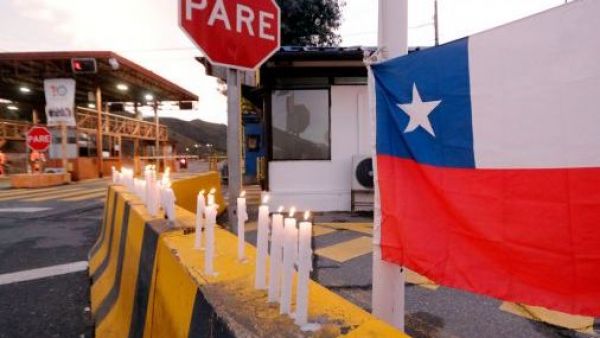 <p>Velatón a las afueras del lugar del accidente en la División El Teniente de Codelco.</p>Moisés Pavez: el último de los trabajadores atrapados en la mina El Teniente que falta por encontrar
