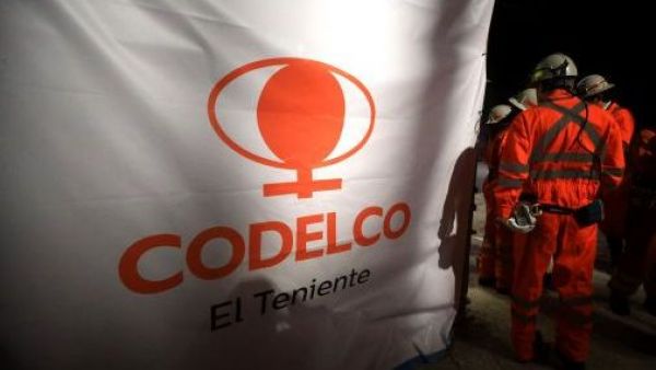 <p>Pendón con el logo de Codelco.</p>Codelco anuncia auditoría internacional para "determinar qué es lo que hicimos mal"
