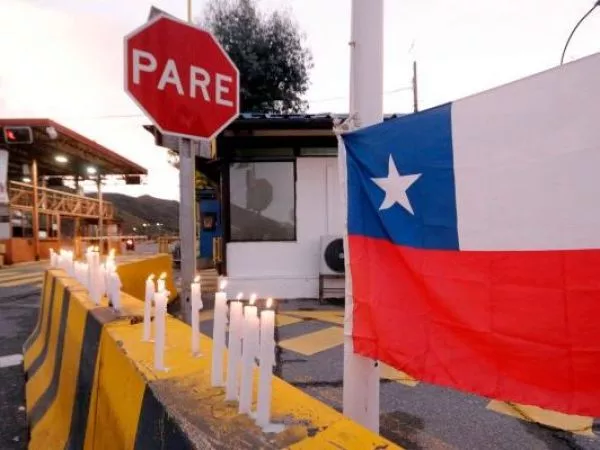 Velatón a las afueras del lugar del accidente en la División El Teniente de Codelco.