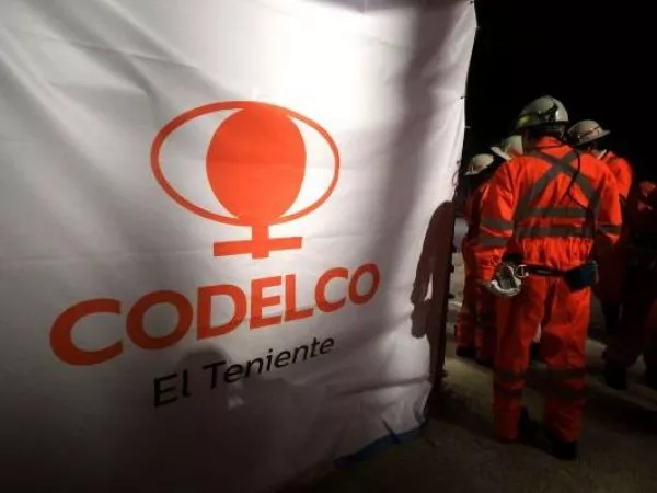 Pendón con el logo de Codelco.