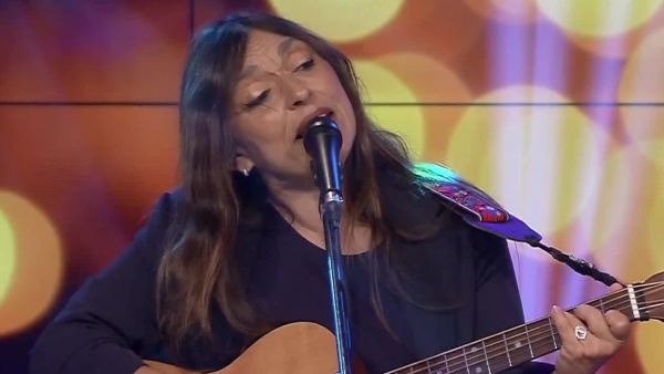 Contenido exclusivo de Hora 25: Javiera Parra canta nuevo sencillo en vivo
