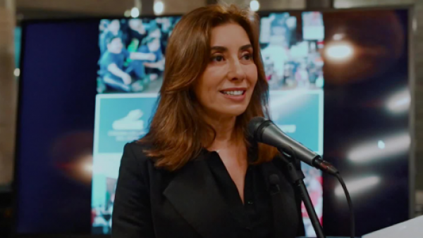 Carmen Gloria a tu servicio recibe premio por fomentar la lectura
