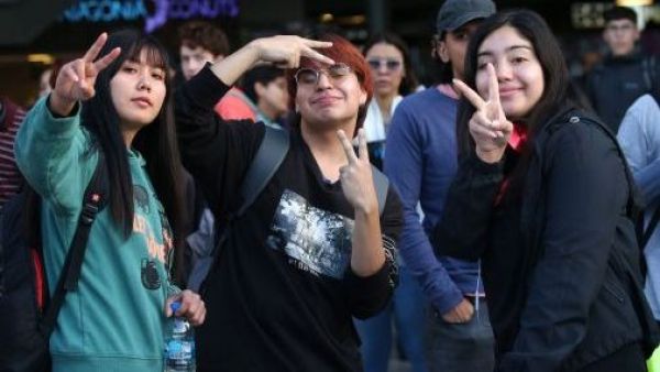 Más de 330 mil jóvenes “ninis” en Chile: la mayoría son mujeres
