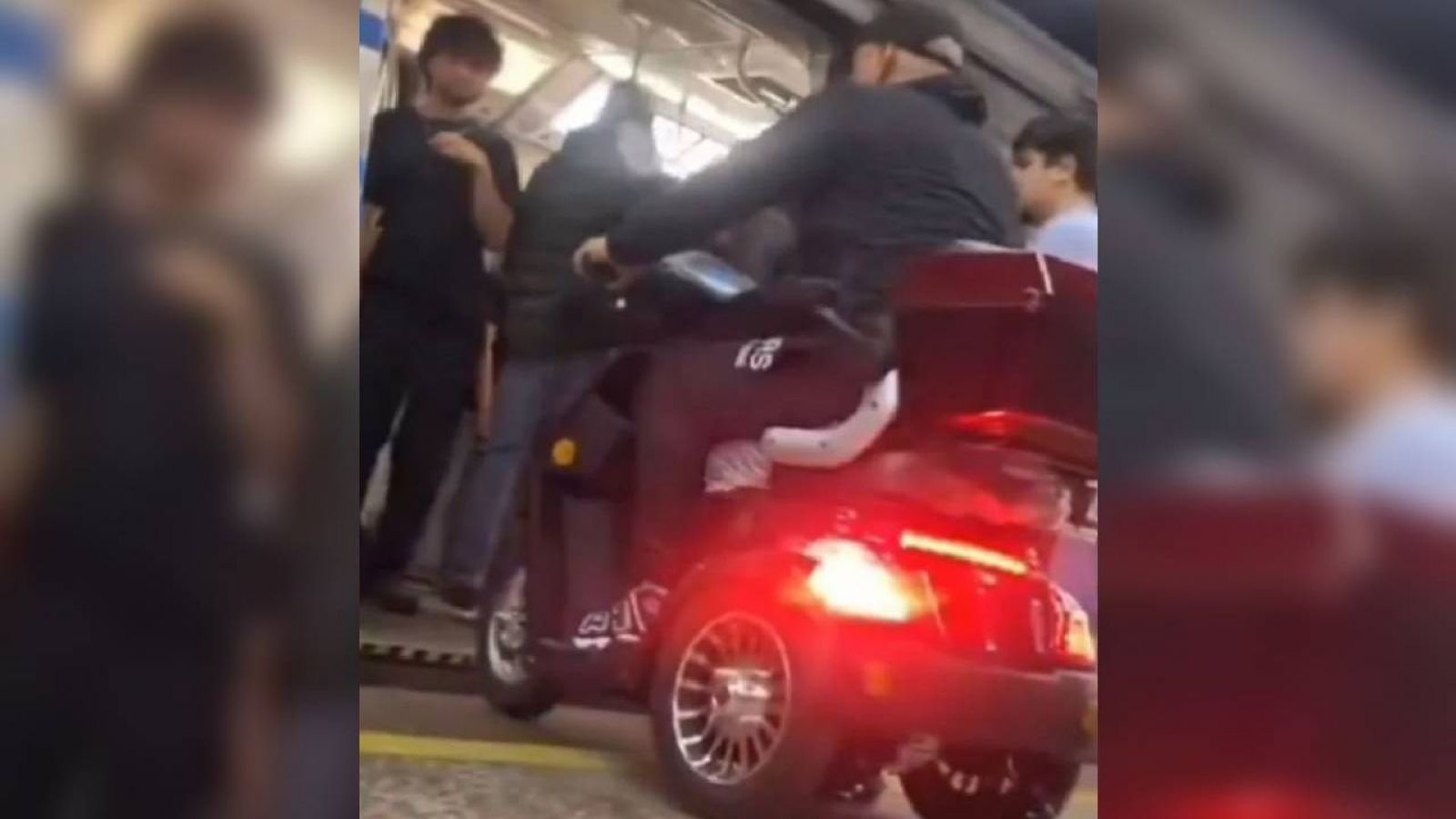 Insólito: hombre subió a vagón de Metro de Santiago en motocicleta