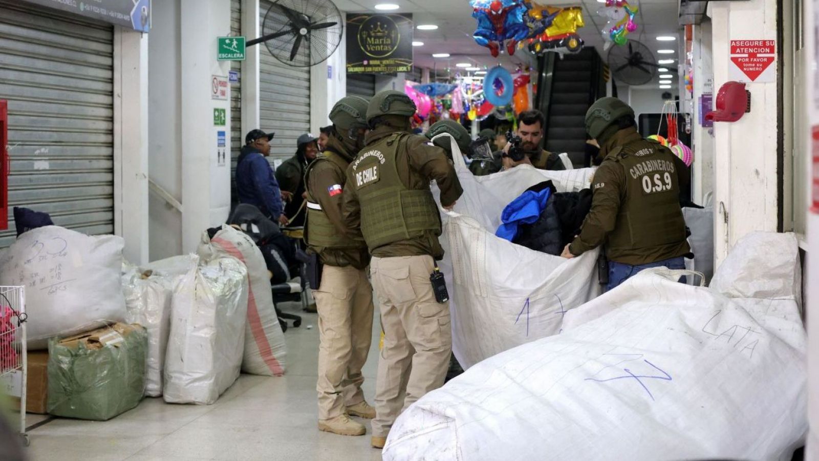 Tras retiro de toldos azules: autoridades fiscalizaron bodegas en Meiggs