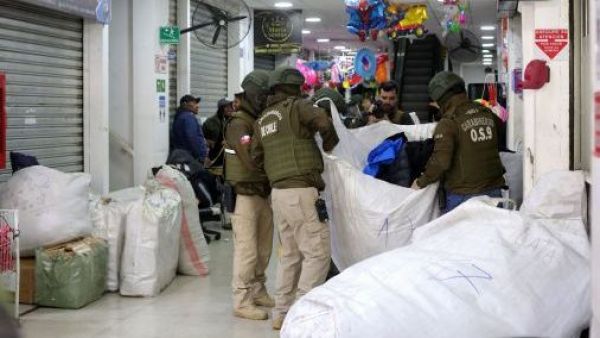 <p>Tras retiro de toldos azules: autoridades fiscalizaron bodegas en Meiggs</p>Tras retiro de toldos azules: autoridades fiscalizaron bodegas en Meiggs
